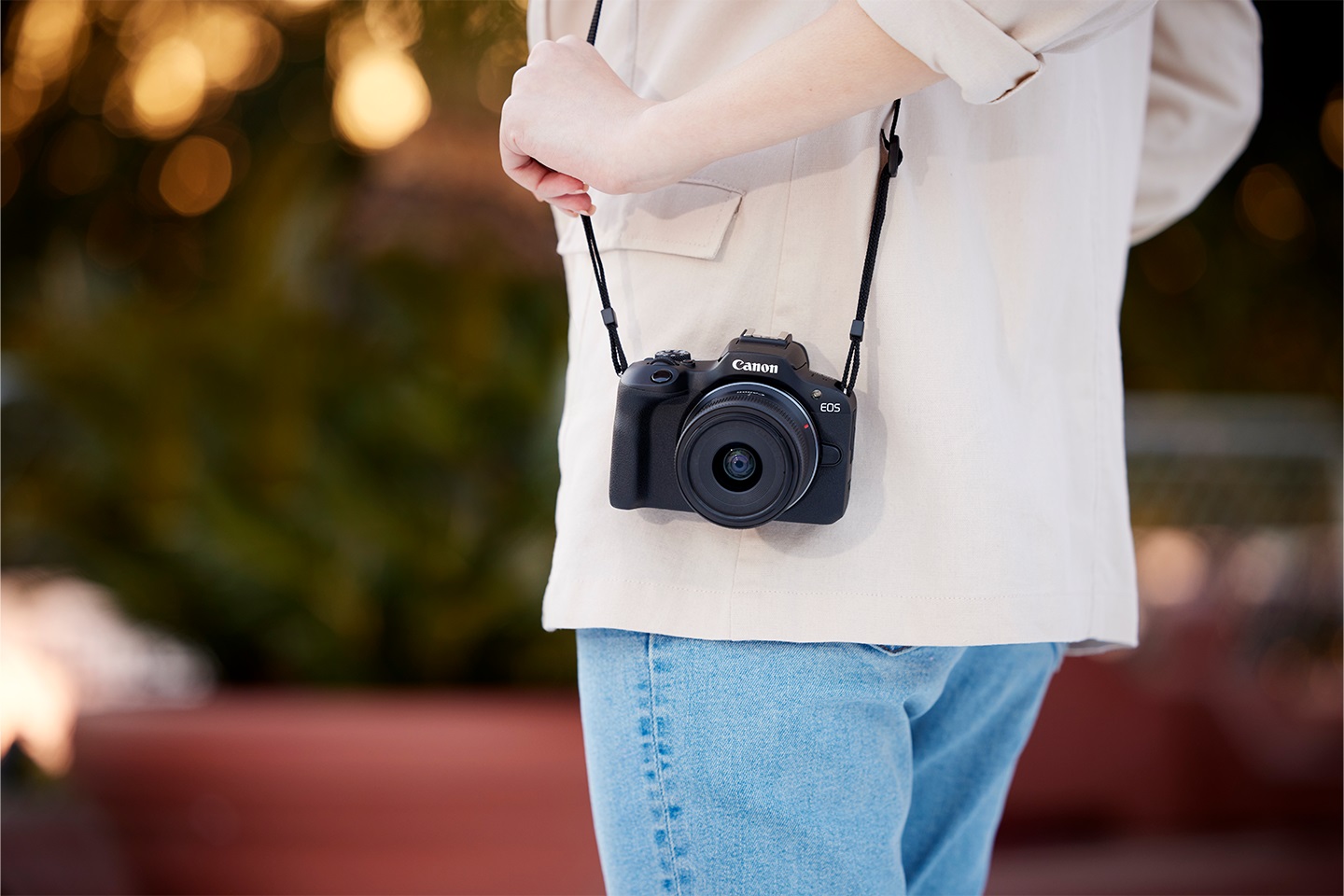 キヤノンから小型軽量のボディに高い撮影性能を凝縮したエントリー向け