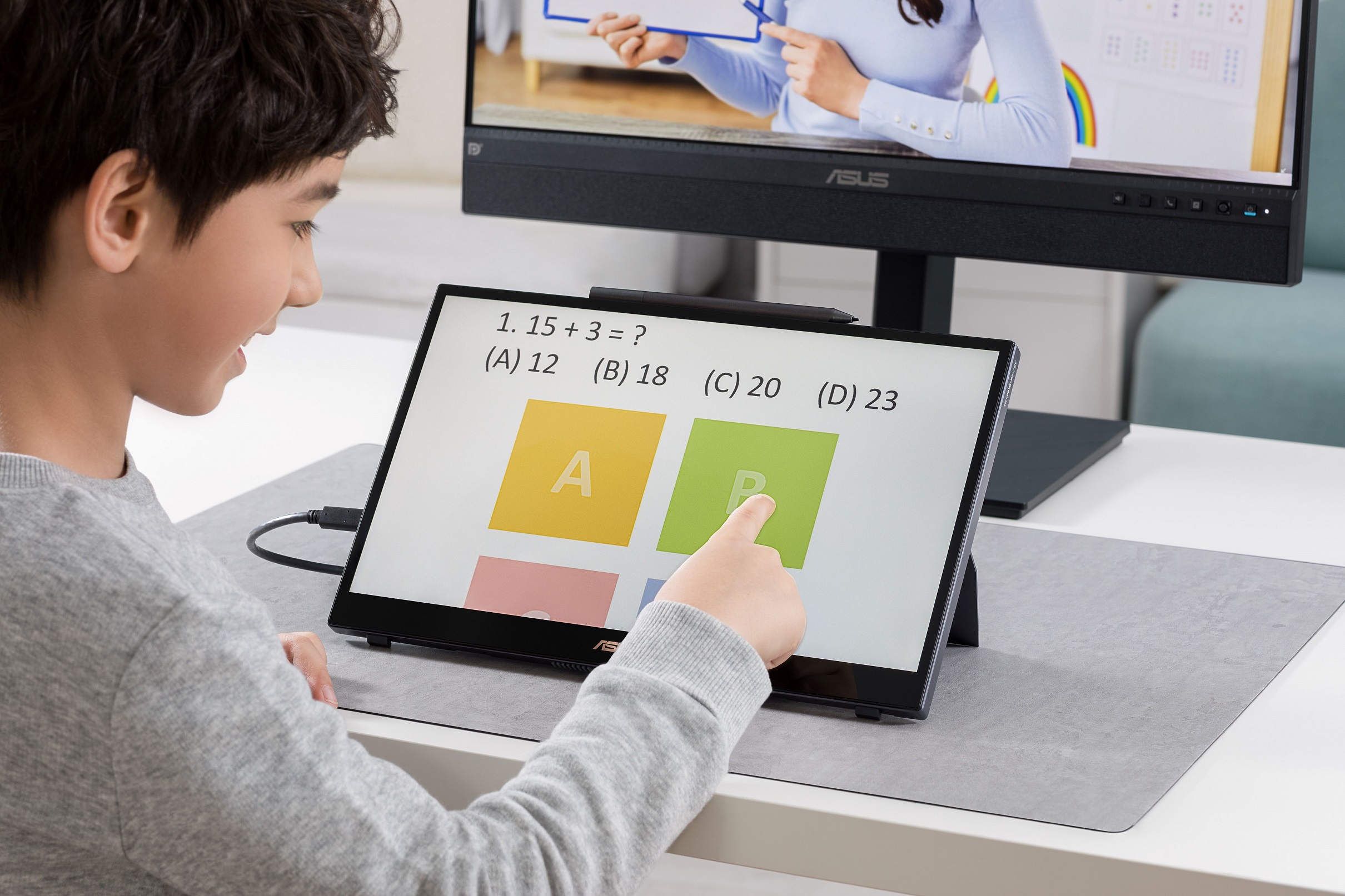 4096段階の筆圧感知に対応した専用ペンも同梱！10点マルチタッチ機能を