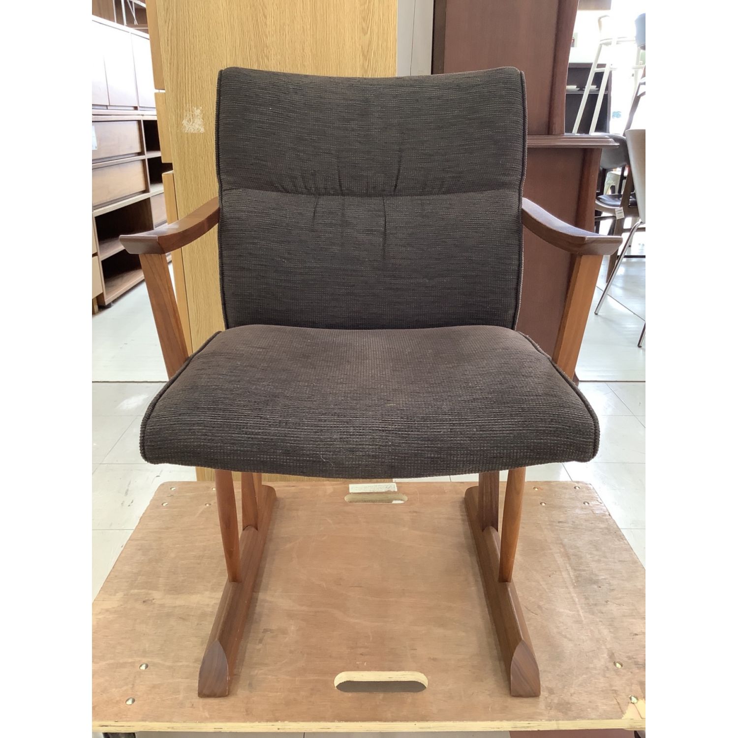 飛騨産業 (ヒダサンギョウ) KAYA ダイニングチェアー アーム付き