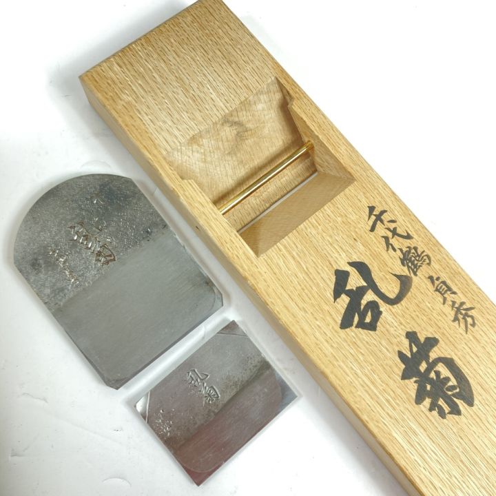 千代鶴貞秀作 「乱菊」千代鶴貞秀作 二寸鉋 桐箱付 「乱菊」 - 中古