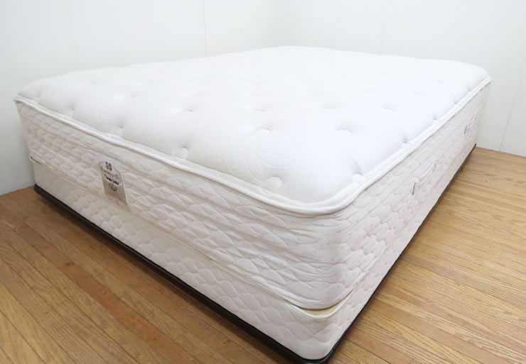 東京でシーリークラウンジュエルJade ダブルワイドベッドのベッド