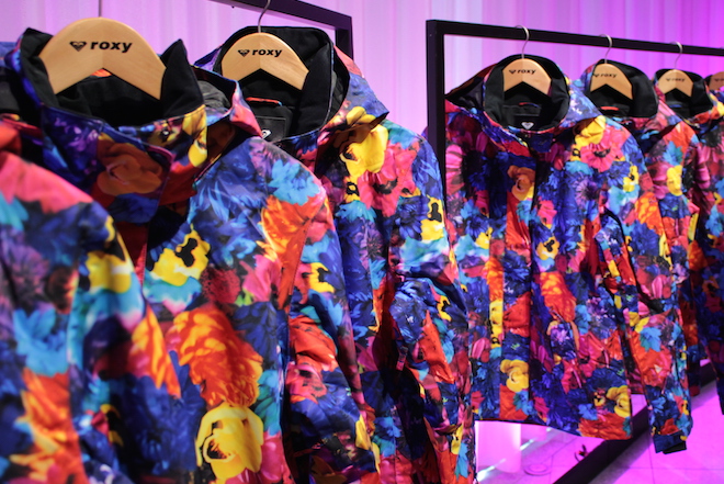 マギーが登場。ロキシーと蜷川実花ブランド「M / mika ninagawa