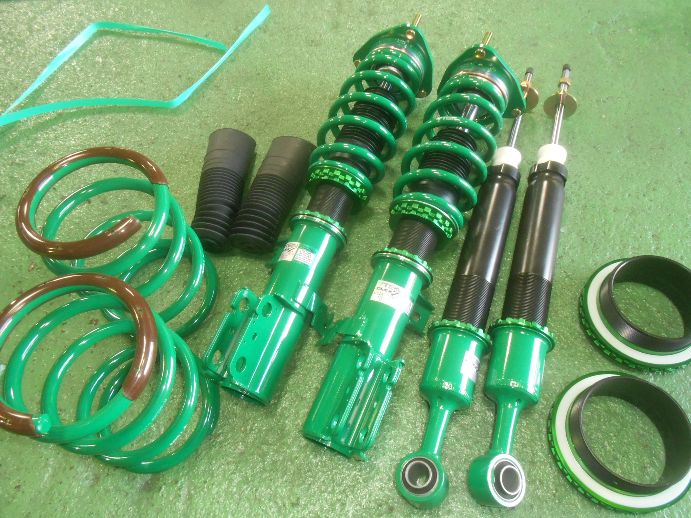 ノア AZR60 車高調取り付け 四輪アライメント - カー用品持込取り付け