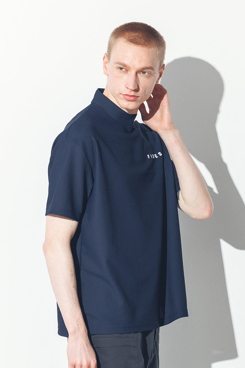 MESH TRICOT LOGO MOCK NECK S/S – FIDES