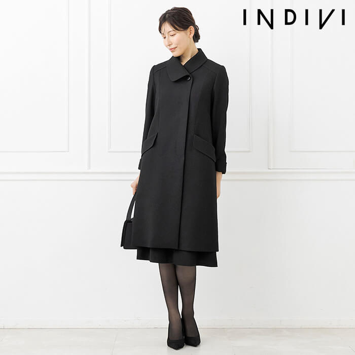 シャープな切り替えのライナーつきコート L・ブラック｜東京ソワール