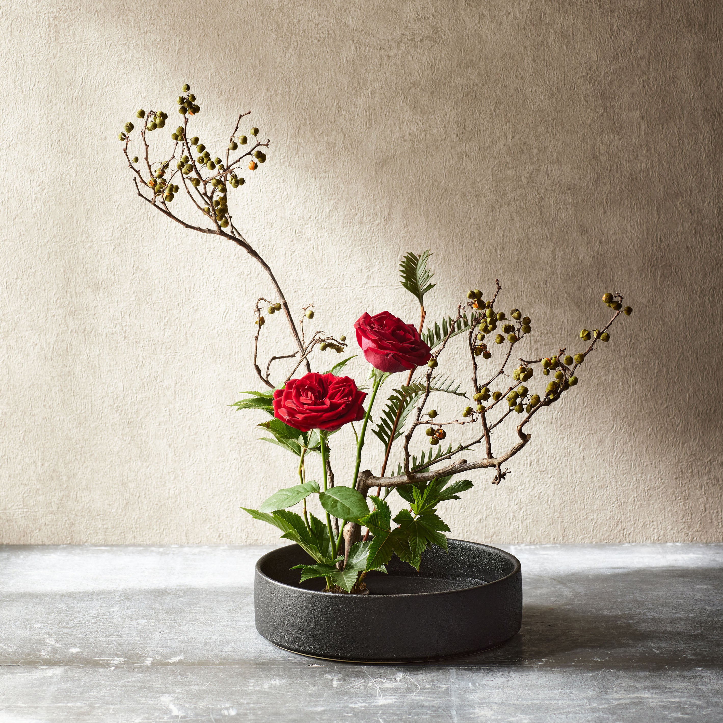 華道でも人気！季節の設えにモダンでシンプルな浅型の花器【source -