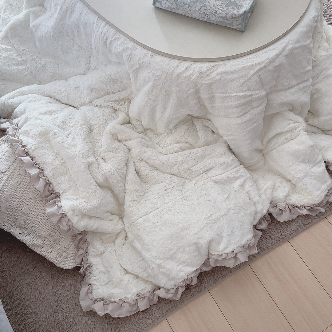 マイクロファイバーの手触りが気持ちいい、フリル付きのこたつ布団が
