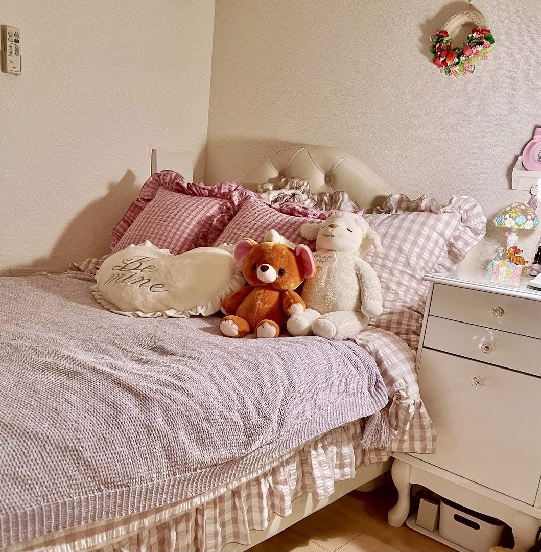 周囲にあしらったフリルが可愛いチェック柄の掛け布団カバー