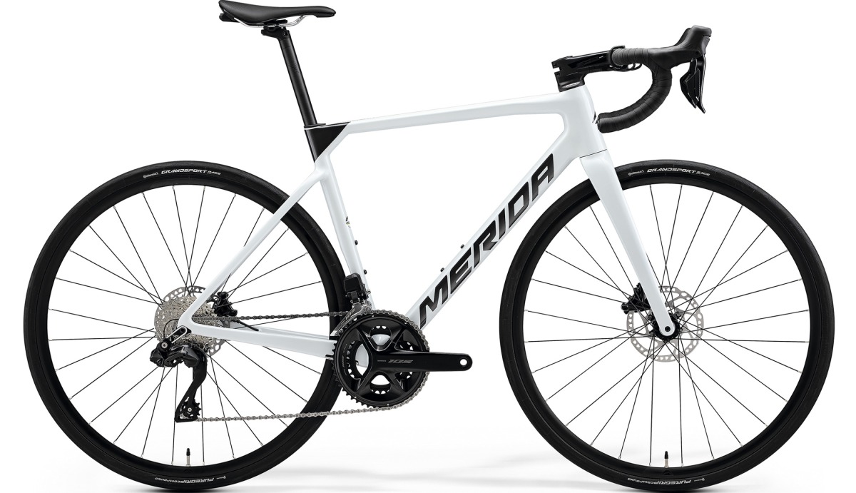 メリダ スクルトゥーラ6000、電動Di2搭載の軽量カーボンロードバイクを