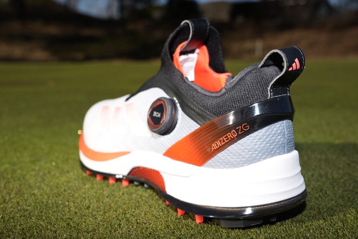 アディダスの軽量ゴルフシューズ「Adizero ZG 25」は足が自然に前に