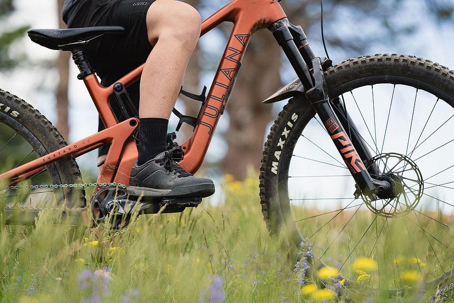 独自開発のミッドソールを採用！フラットペダル用シューズ「LATCH