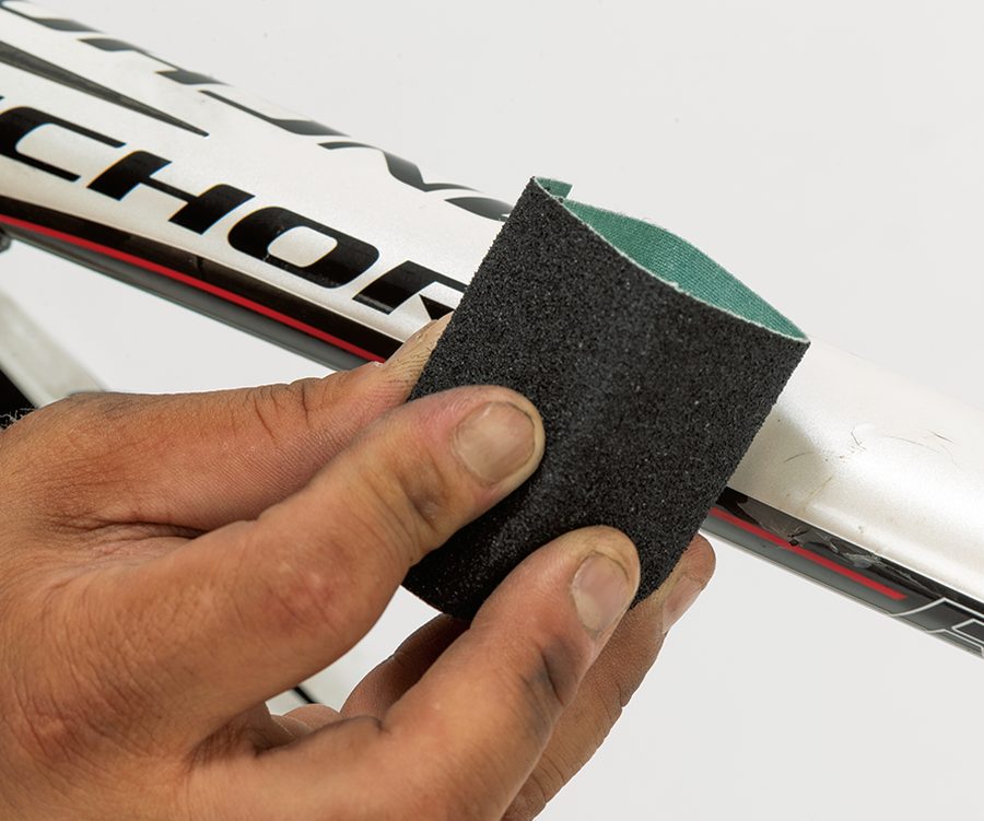 ロードバイクに傷がついた！ 表面剥離したカーボンフレームを補修する