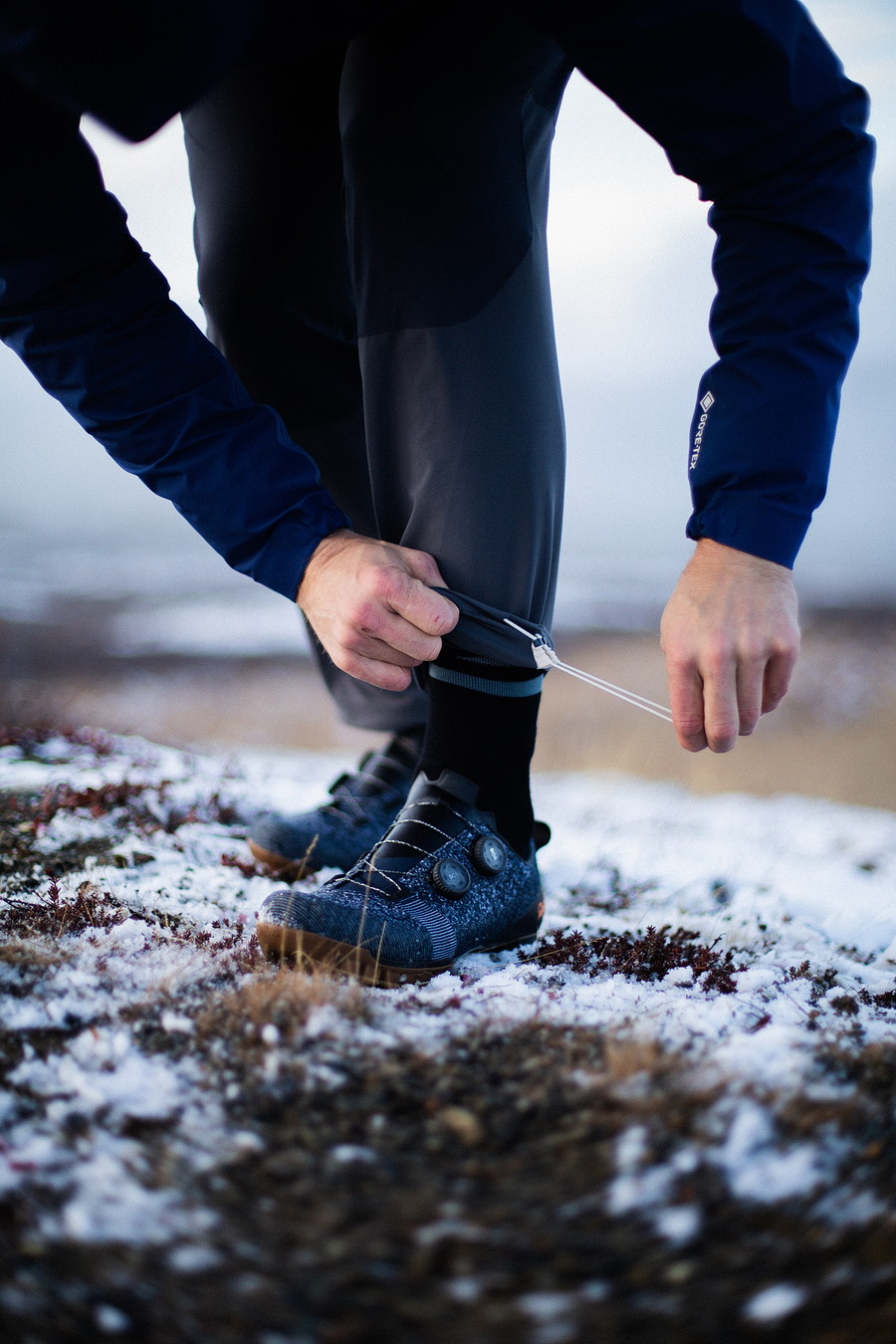 ラファのエクスプロアシリーズに新作ジャケット＆パンツ登場｜Rapha