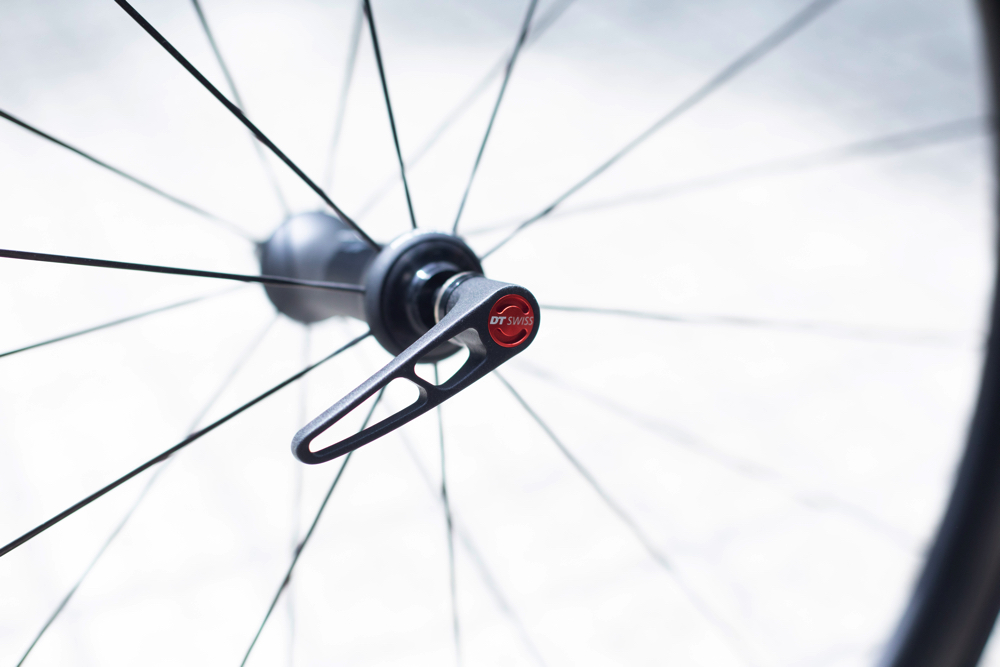 DT-SWiSS】ダークホース!? 的秀作のカーボンチューブレスレディ