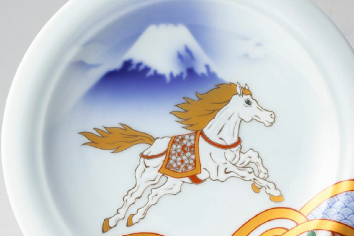 2026年 『午』天翔る白馬に吉祥波 縁起皿 | 有田焼 深川製磁｜公式