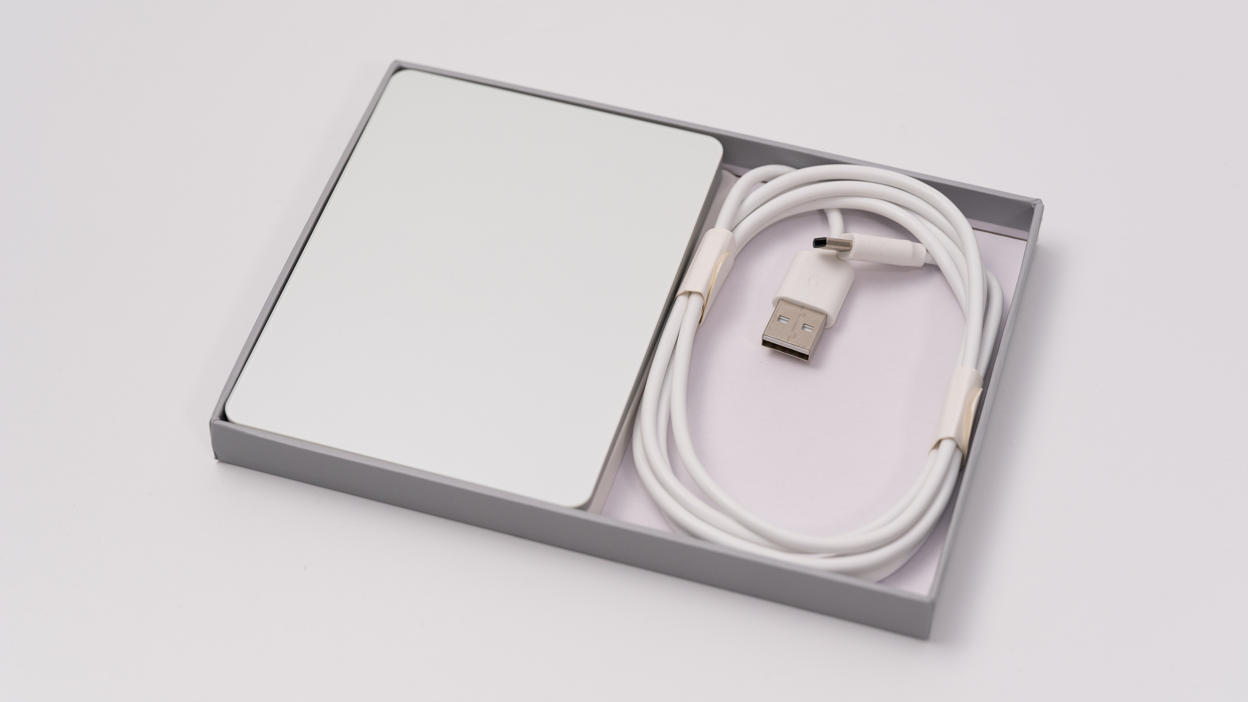 Macのトラックパッド風ワイヤレス充電器「MAGIQPAD」レビュー