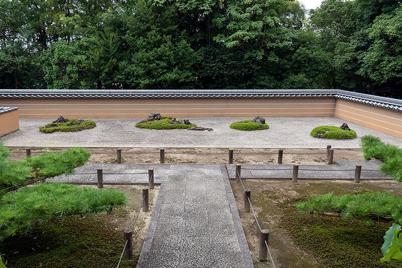 洞光院 16石で構成された石庭 -庭園ガイド