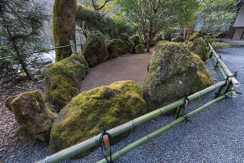 貴船神社 石庭 重森三玲の石庭を早朝から見学できる -庭園ガイド