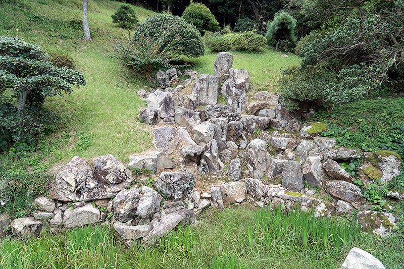 小川家雪舟庭園 上下二段の滝石組が美しい -庭園ガイド