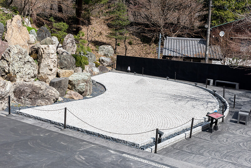 徳明園 洞窟観音内にある山水画的な石組がハイライト -庭園ガイド