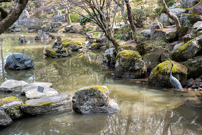 徳明園 洞窟観音内にある山水画的な石組がハイライト -庭園ガイド