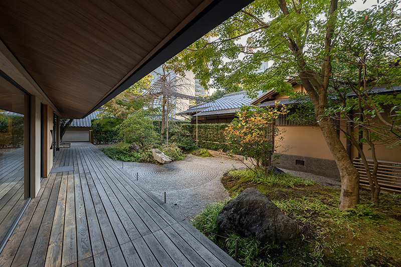 竹中大工道具館 新神戸駅徒歩3分。読書・食事しながら枯山水を鑑賞可能