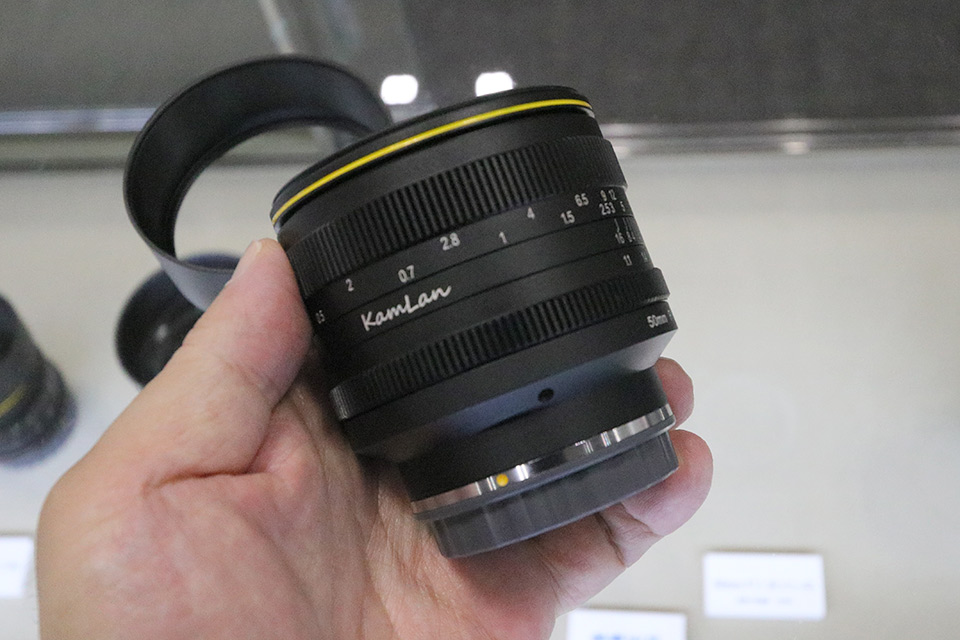 コスパ抜群の小さなF1.1単焦点が画質にこだわってパワーアップ「KAMLAN