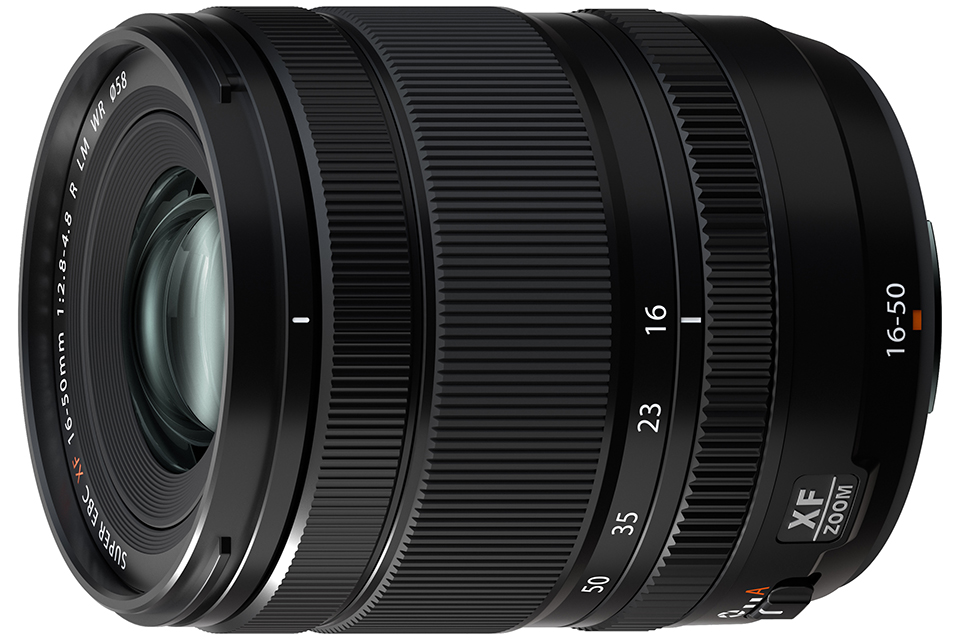 ハーフマクロ相当にも対応する小型軽量の“新定番”標準ズームレンズ