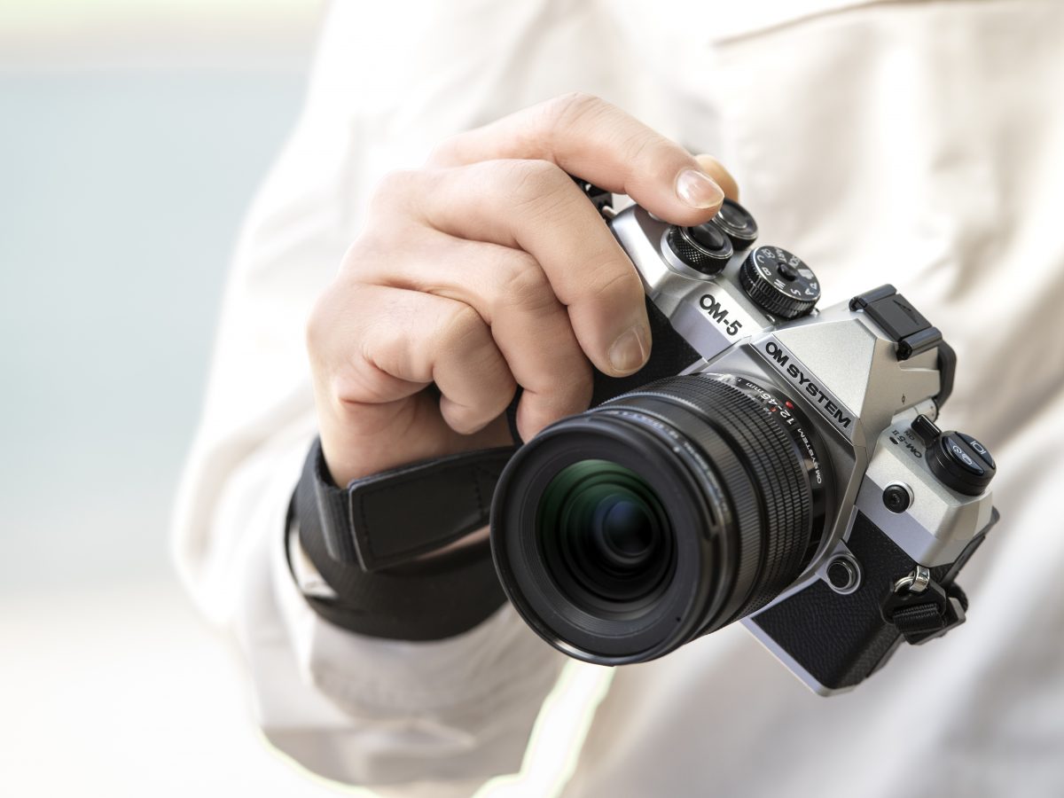 アウトドアシーンに向けた防塵・防滴仕様の小型軽量ミラーレスカメラ