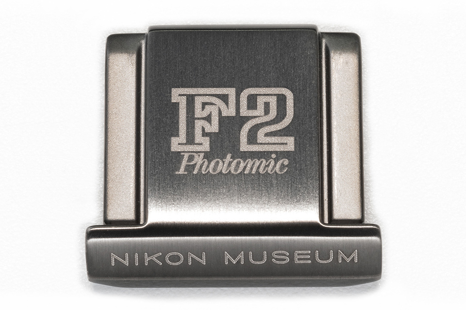 カメラを名機のロゴで飾ろう！「ニコンF2誕生50周年記念アクセサリー