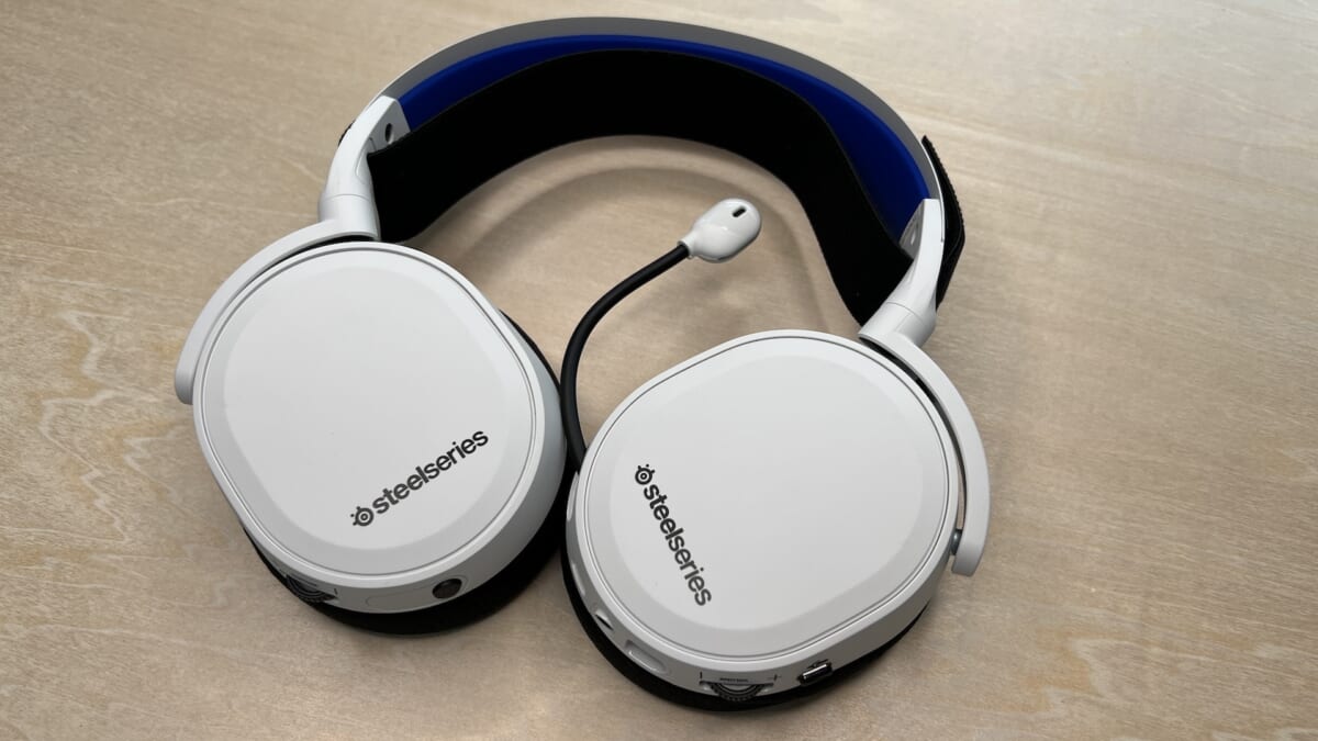 USBドングルを挿すだけ！ 無線ゲーミングヘッドセット「Arctis 7P+