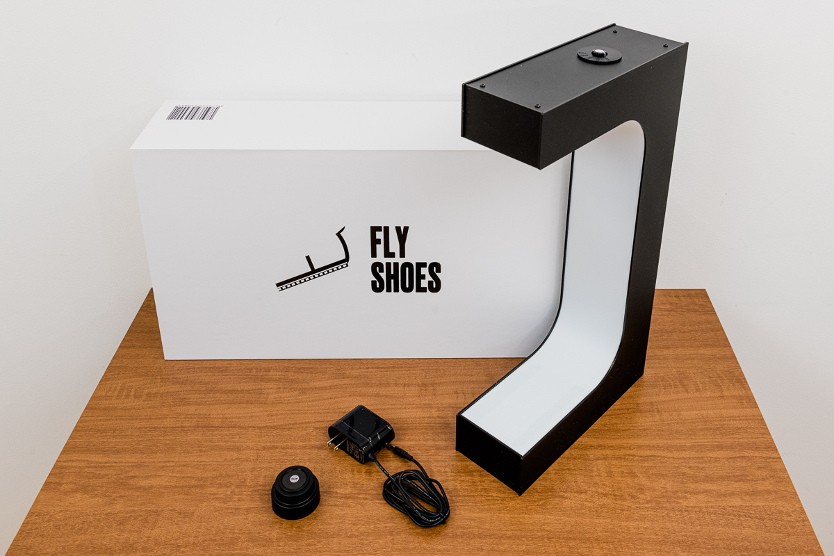 まるで無重力!? スニーカーを浮かせて飾る近未来型浮遊ディスプレイ