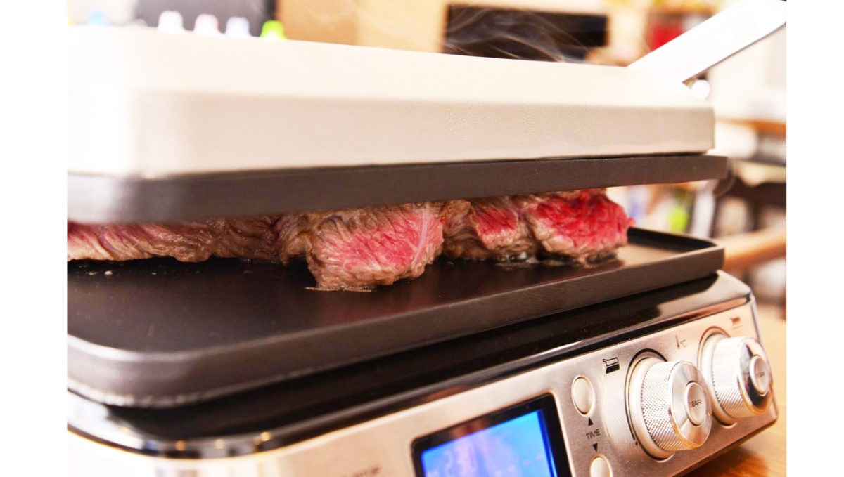 変形する「デロンギ マルチグリル」でガッツリ食材「これでもか」と