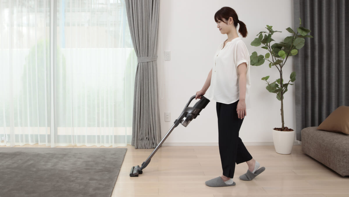 強い吸引力が持続、東芝のコードレススティック掃除機「TORNEO」に新