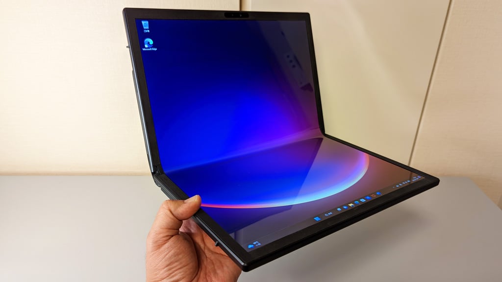 開くと17.3インチの大画面タブレットになるフォルダブルPC 「ASUS