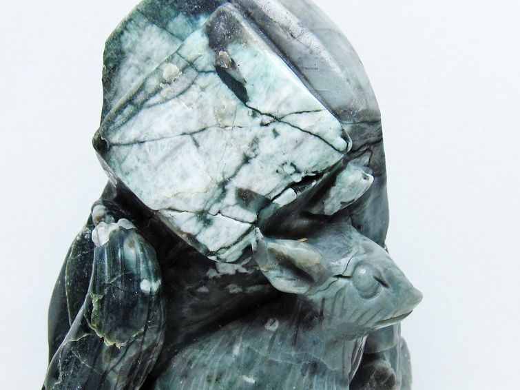 1.4Kgパワーストーン 天然石 エメラルド 手彫り リス 置物[T583-1152]