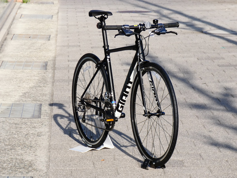 モノトーンデザインのフラットバーロード「FORMA」クロスバイクとは