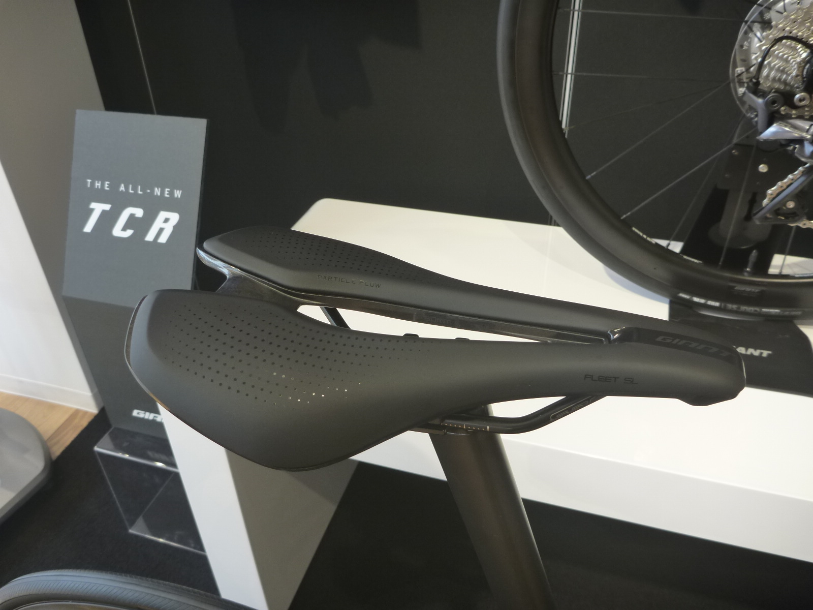 ショートノーズレーシングサドル「FLEET」シリーズ ｜ ジャイアント