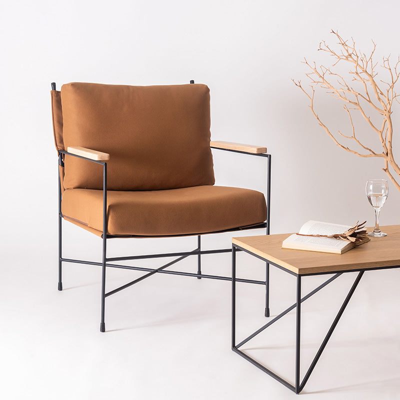 レザー風ファブリックと天然木アームが映えるラウンジチェア 1人掛け