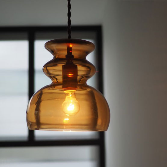 ウェービーなフォルムとミッドセンチュリーのレトロ感が印象的な