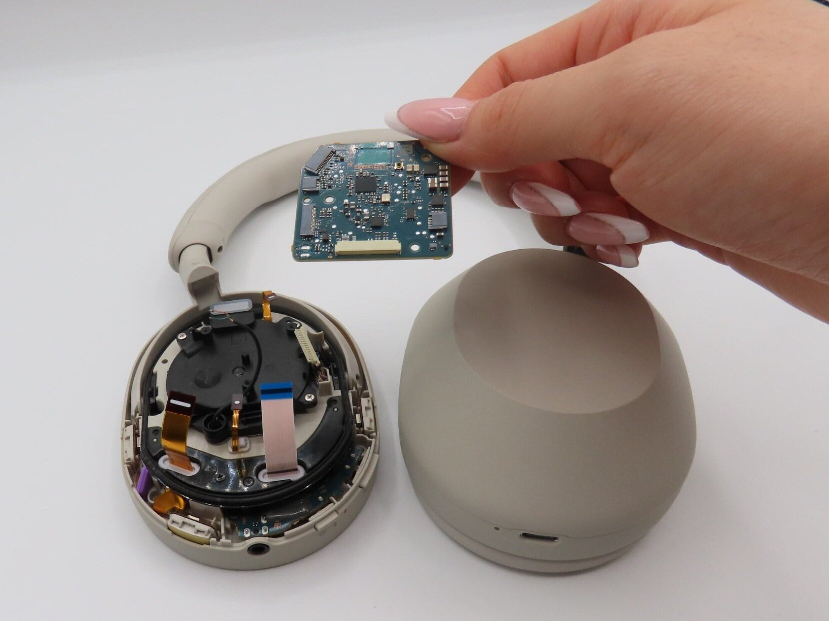 Sony WH-1000XM5 基板の交換 - iFixit 修理ガイド