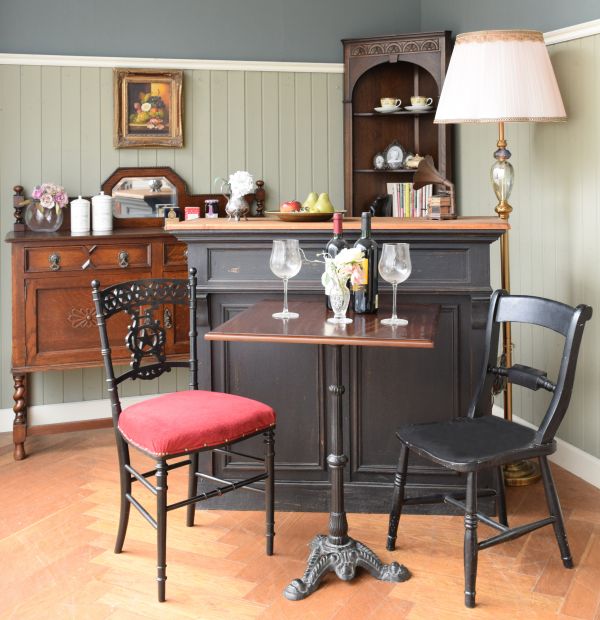 英国らしいアンティーク家具、コーナーの置けるカップボード