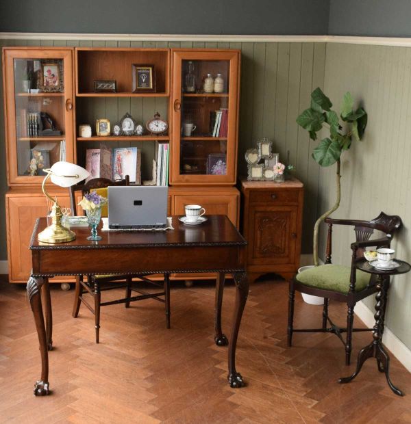 英国から届いたアンティークの書斎机、高級感漂うマホガニー材の