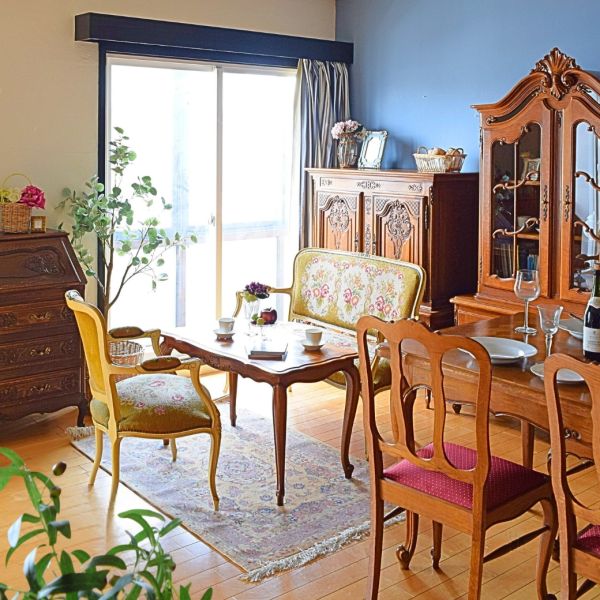 フランスから届いた猫足のテーブル、パーケットリーの天板がおしゃれな