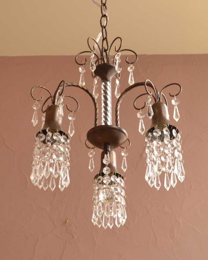 ガラスのビーズが美しいアンティーク風のシャンデリア(3灯)（E17電球