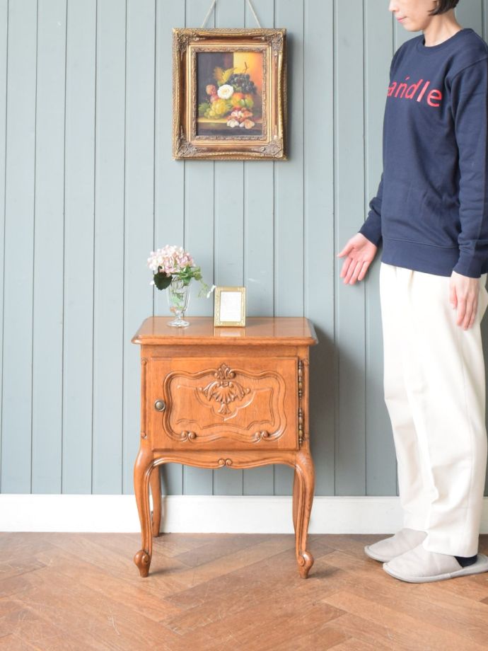 フランスアンティークのサイドキャビネット、猫足が美しいおしゃれな