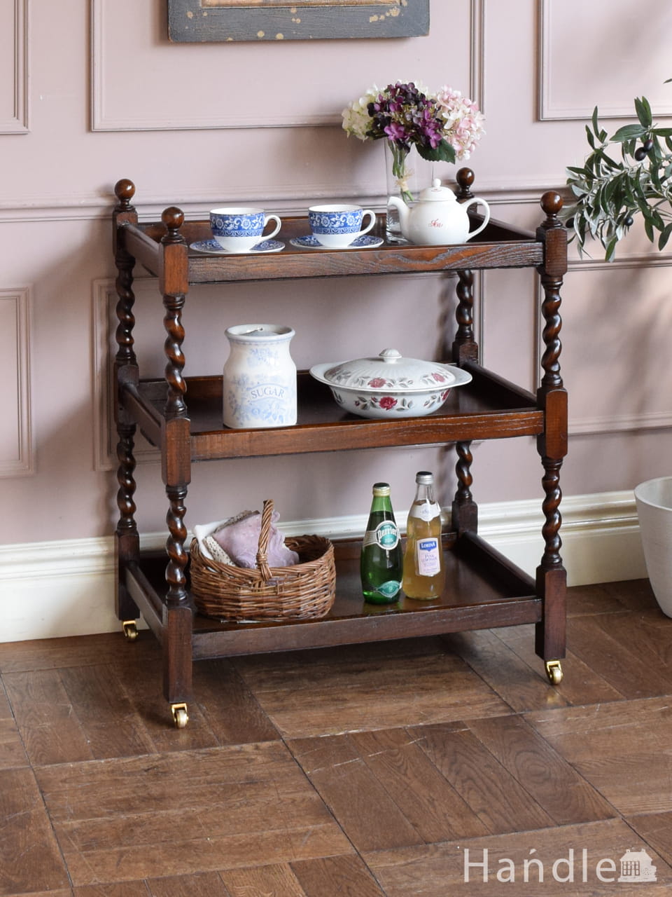 ヴィンテージのおしゃれなワゴン、北欧スタイルのタイルトップの