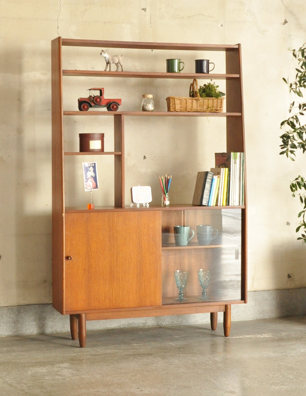 本棚や飾り棚に使えるヴィンテージ家具、引き戸付きのキャビネット