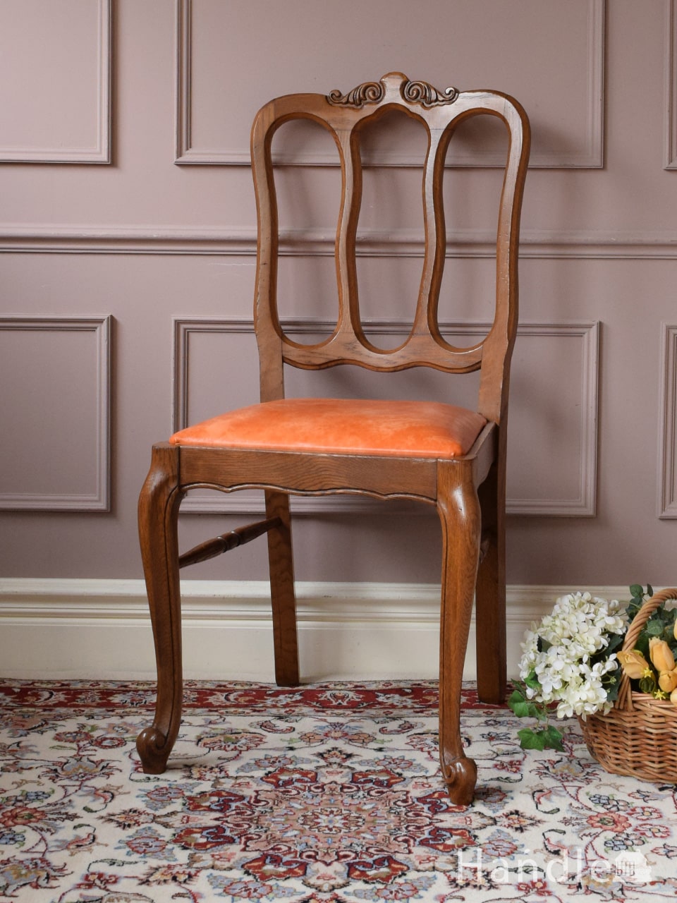 美しい装飾と座り心地のいい張り座のエレガントなアンティーク