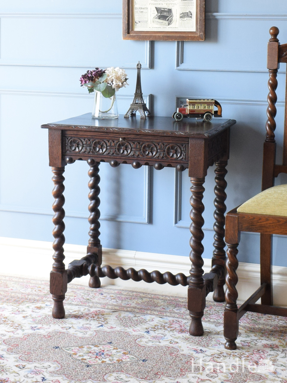 英国のアンティークのおしゃれな飾り棚、半円型の棚付きコンソール